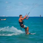 Os melhores destinos do Brasil onde você pode surfar e praticar kitesurf na mesma viagem
