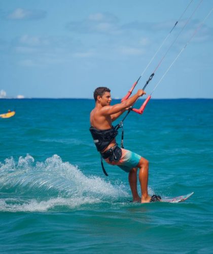 Os melhores destinos do Brasil onde você pode surfar e praticar kitesurf na mesma viagem