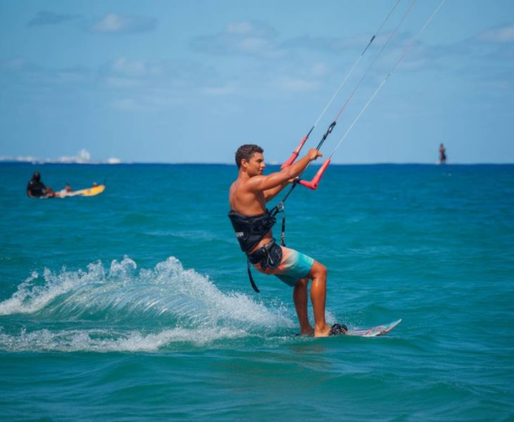 Os melhores destinos do Brasil onde você pode surfar e praticar kitesurf na mesma viagem