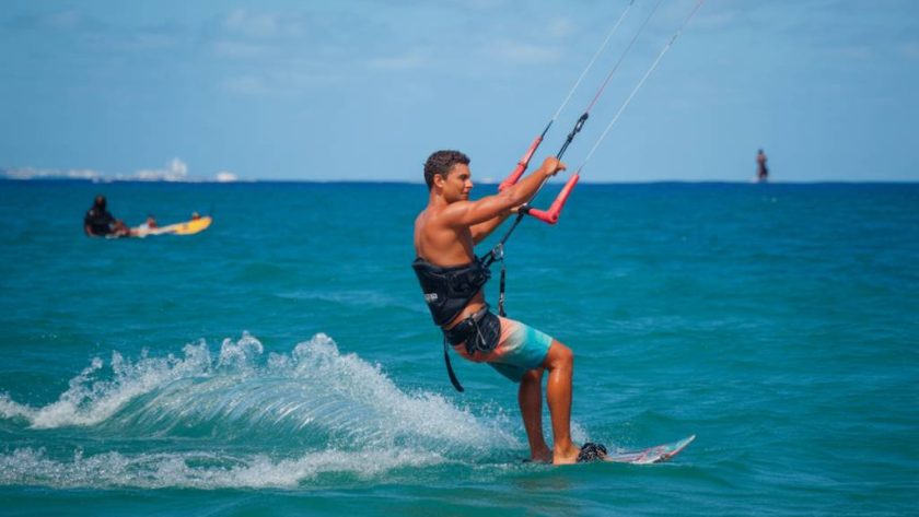 Os melhores destinos do Brasil onde você pode surfar e praticar kitesurf na mesma viagem