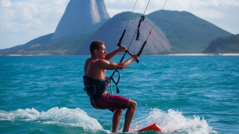 Os melhores destinos no Brasil para combinar surf, kitesurf e hospedagens pé na areia em uma mesma viagem