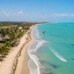Os melhores destinos do Nordeste para combinar surf, kitesurf e hospedagem pé na areia em uma única viagem