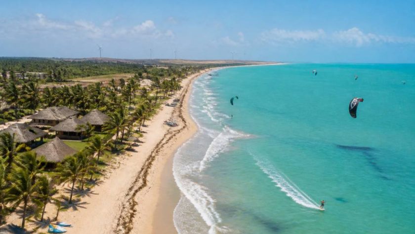 Os melhores destinos do Nordeste para combinar surf, kitesurf e hospedagem pé na areia em uma única viagem